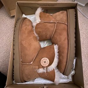 Brown uggs all sizes.